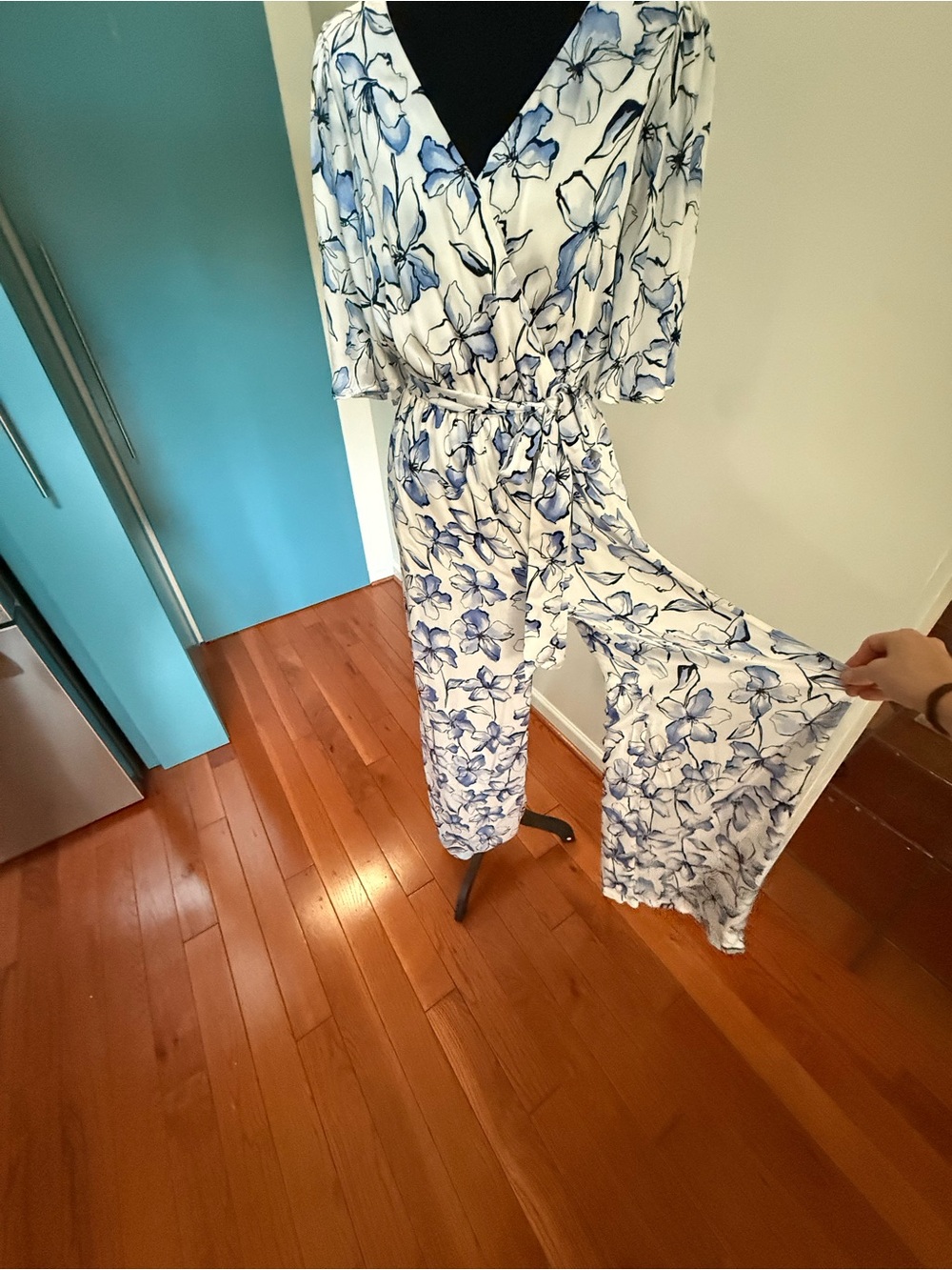 Lulus Floral V-Neck Wide-Leg Jumpsuit in Cream and Blue- fully lined, size small - Picture 4 of 14